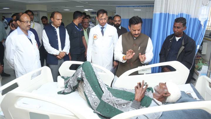 उप मुख्यमंत्री श्री शुक्ल ने हमीदिया हॉस्पिटल में हरदा दुर्घटना पीड़ित मरीज़ों का कुशल-क्षेम पूछा
